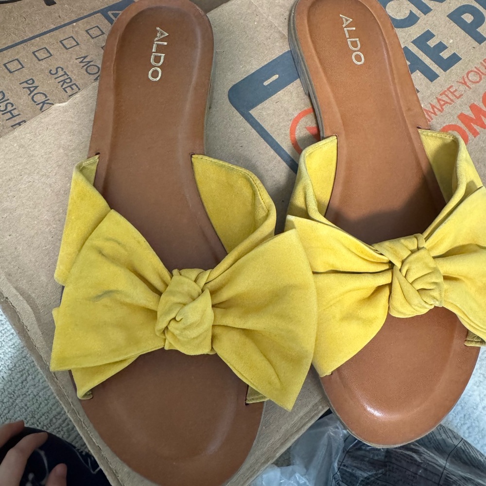 Aldo Yellow Bow Sandals Casual Slip-On with cute bow on top size 8